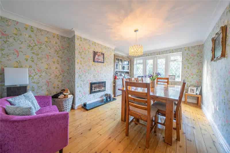Four Double Bedroom Detached Home with Garden and Garage