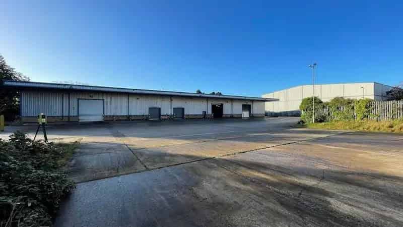 Modern Warehouse To Let Reading 7m Eaves 6 Loading Doors Secure Yard