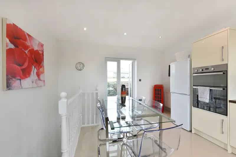 Luxury Three-Bedroom Penthouse Apartment with Roof Terrace and London Views