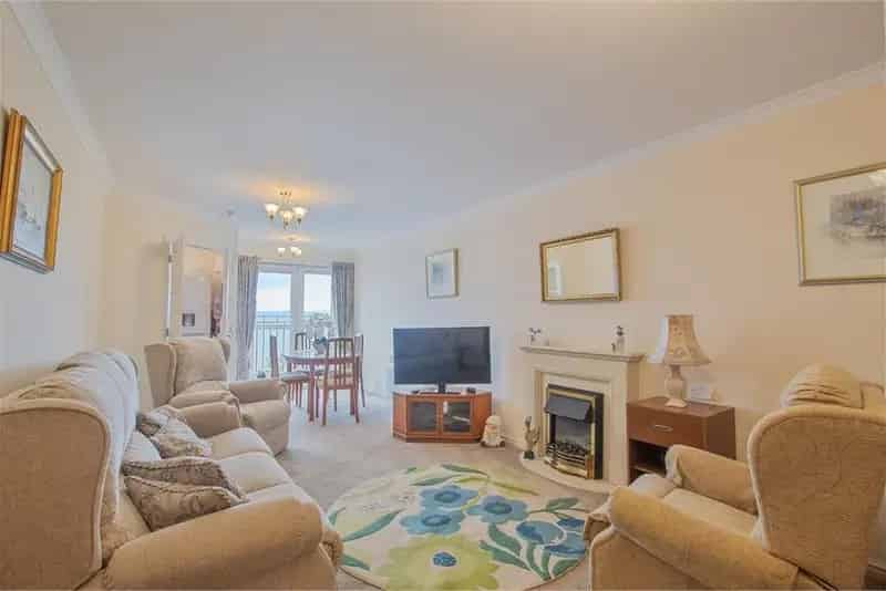 1 Bed Flat Third Floor with 1 Reception Room Stunning Firth of Clyde Views