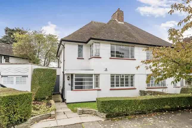 4 Bedroom Semi-Detached House for Sale Hampstead Garden Suburb