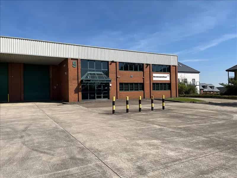 Light Industrial Warehouse To Let