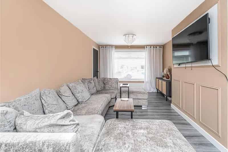 2 Bed End Terraced House with Garage and Private Garden