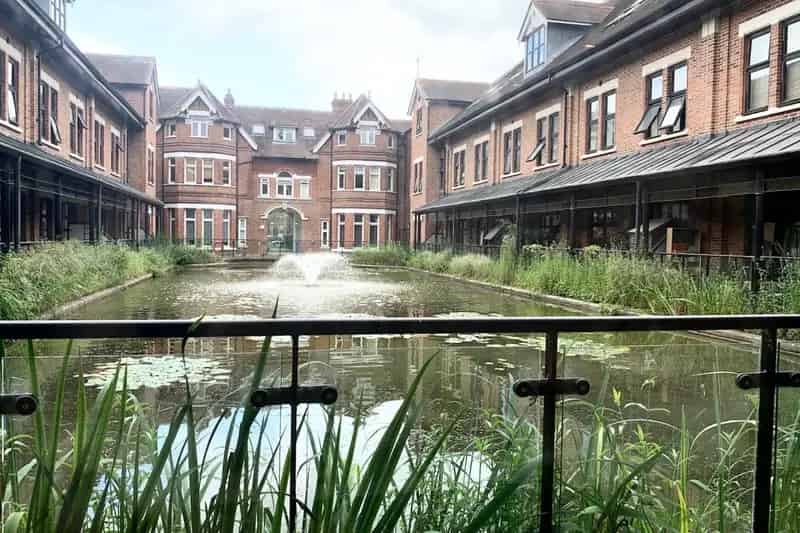 Spacious Top Floor Apartment Near Watford Junction