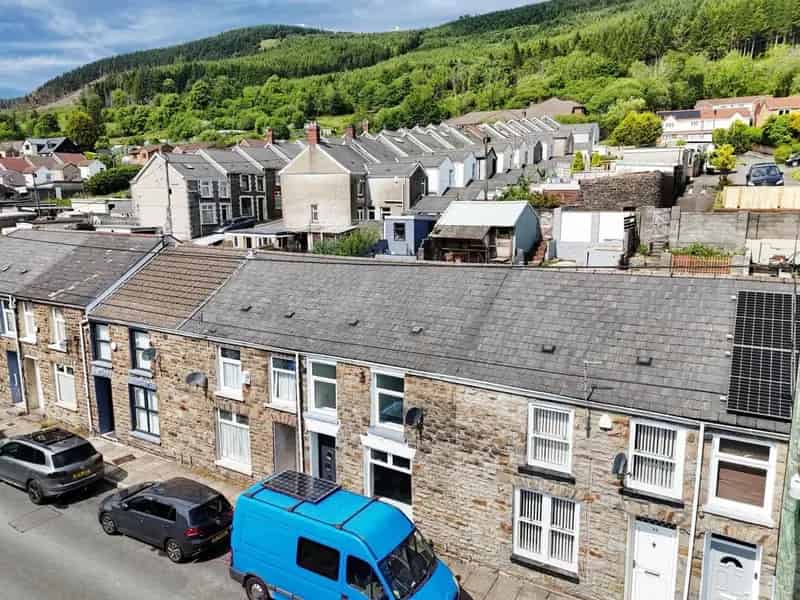 3 Bedroom Terraced House Near Schools and Amenities
