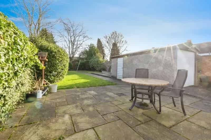 4 Bedroom Semi-Detached House with Garage and Garden