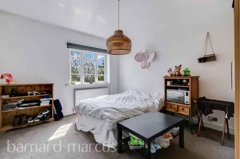 2 Bed Flat Near Crystal Palace Triangle  Communal Parking