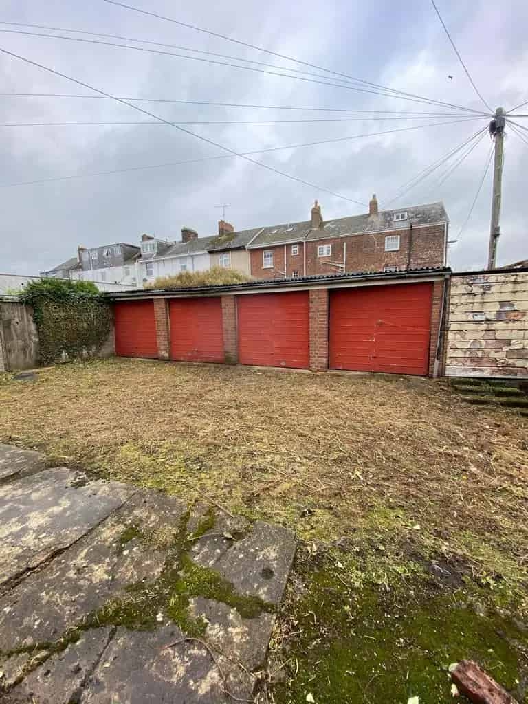 2 Bedroom Property with Land for Sale in Exeter