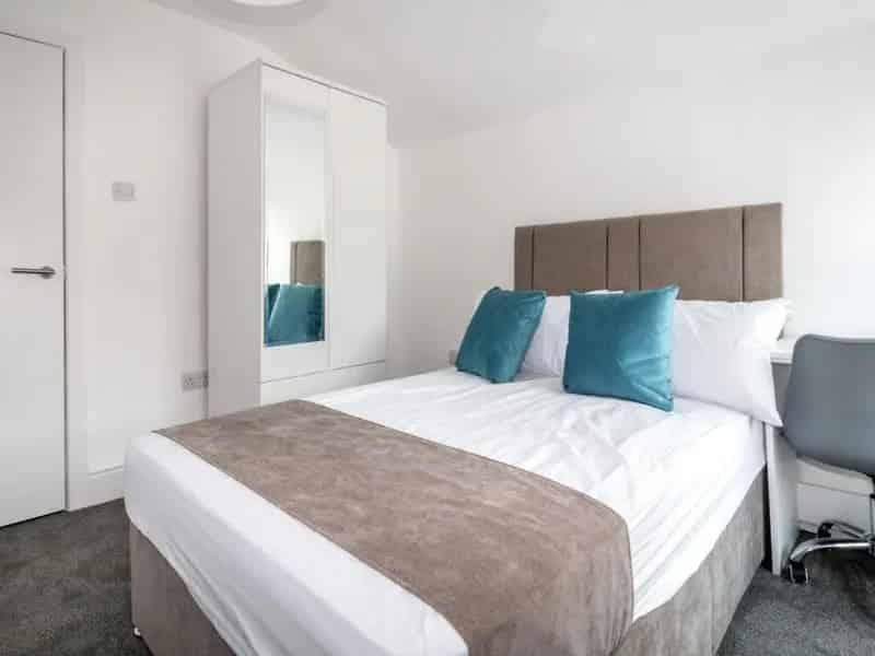 4 Bedroom Victorian Terrace House Fully Furnished