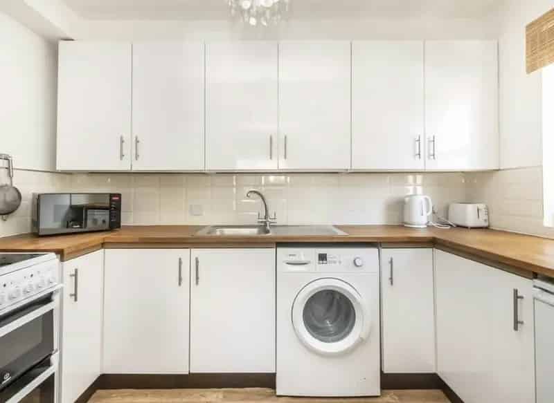 Open Plan Property with Double Bedroom and Ample Storage