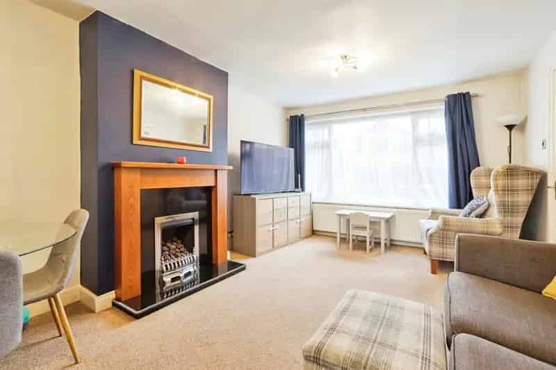 Three Bedroom End Terrace House with Garden