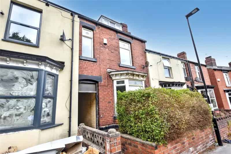 Three Bedroom Terrace For Renovation Near Schools and Amenities