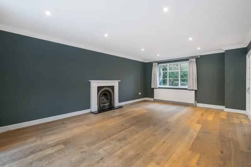 6/7 Bedroom Detached House Kingswood