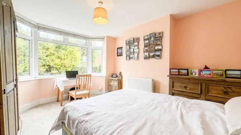 1 Bed Flat for Sale - Large Garden & Off-Street Parking