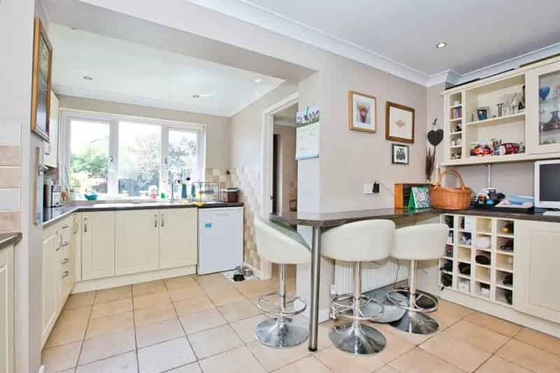 4 Bedroom Family Home with Garden and Garage