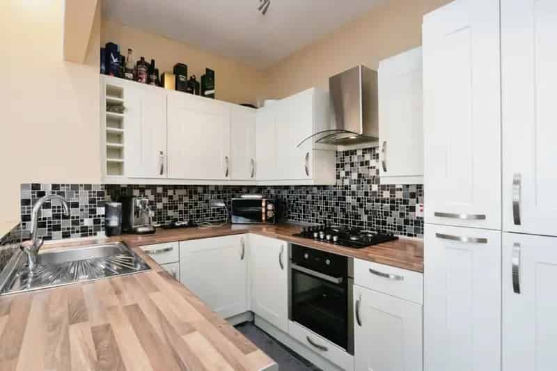 Two Bedroom Flat Upperton Eastbourne Modern Kitchen Parking