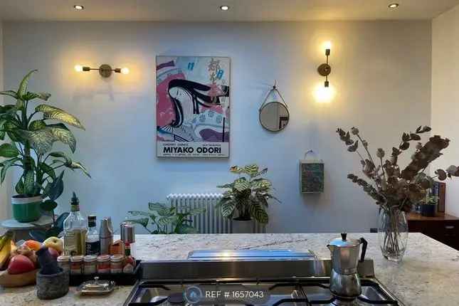 Terraced House for Rent Victoria Park Road London E9