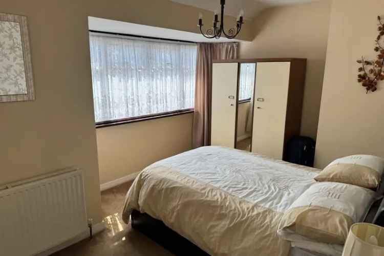 Three Bedroom End Terrace House Near Barking Station