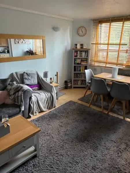 Large 3 Bedroom House Near Transport