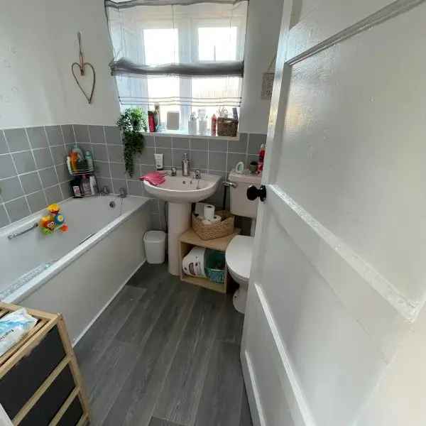 3 Bedroom Semi Detached House Large Garden New Patio