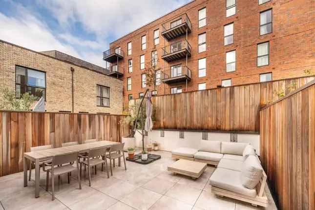 Terraced house to rent in Hackney Wick, Hackney Wick, London E20