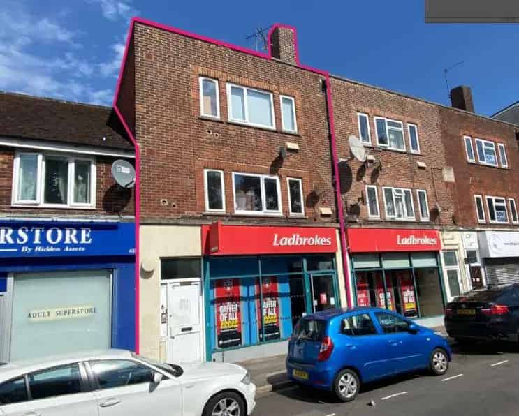 Southampton Retail Unit with Street Parking Near City Centre