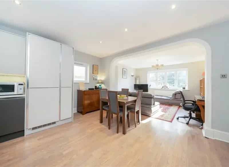 4 Bedroom Apartment near Willesden Green, Off-Street Parking