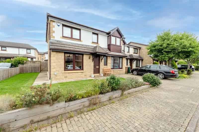 5 Bedroom End of Terrace House for Sale