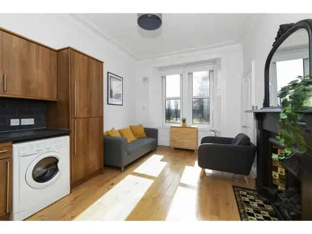 2 Bedroom Flat for Sale near Harrison Park