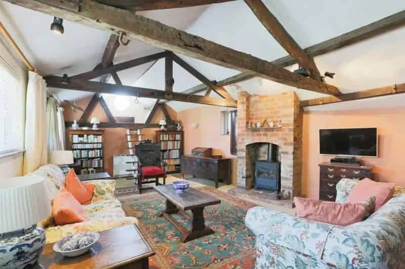 Four Bedroom Grade II Listed Family Cottage in Ashorne