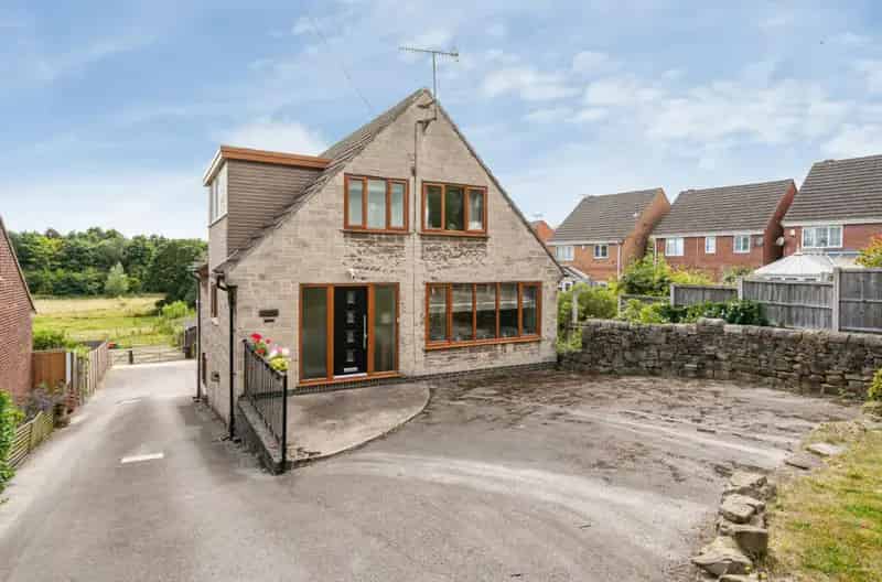 Detached 4-Bedroom Chalet House with Equestrian Facilities