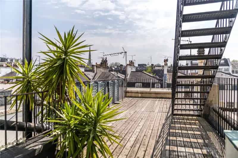 4 Bedroom Flat for Sale in Charming Grade II Listed Building