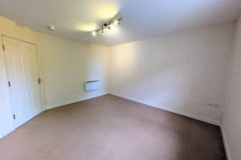 One Bedroom Apartment Near Town Centre Train Station