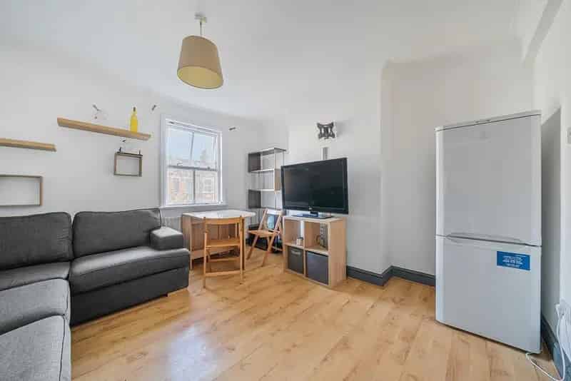 Spacious 2 Double Bedroom Flat Near Earlsfield Station