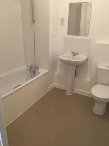 Large 2-Bed Flat Canary Wharf Stunning Views Huge Balcony