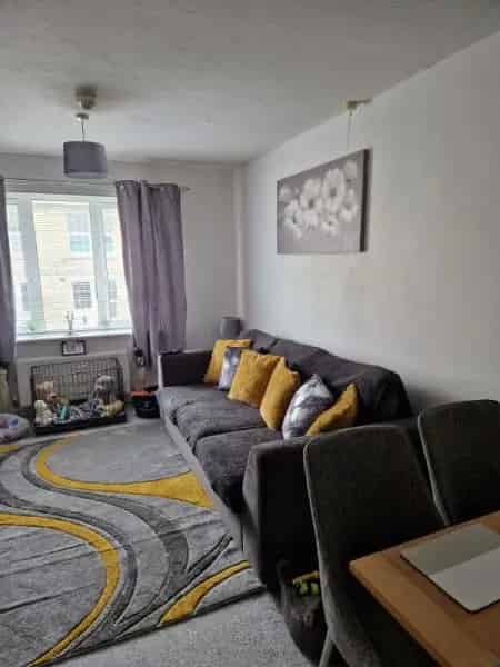 2nd Floor Flat Near Town Centre 55 Plus