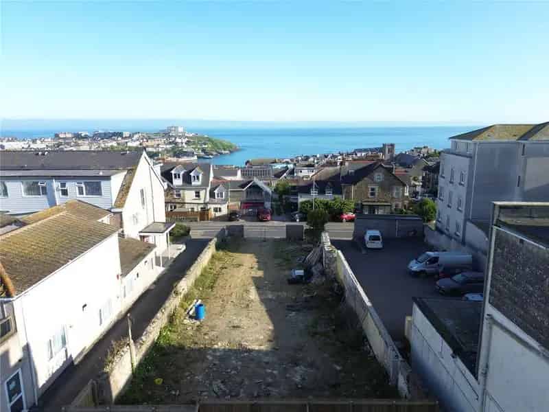 8 Bedroom Property with Land for Sale