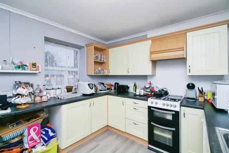 4 Bedroom End of Terrace House Town Centre Location