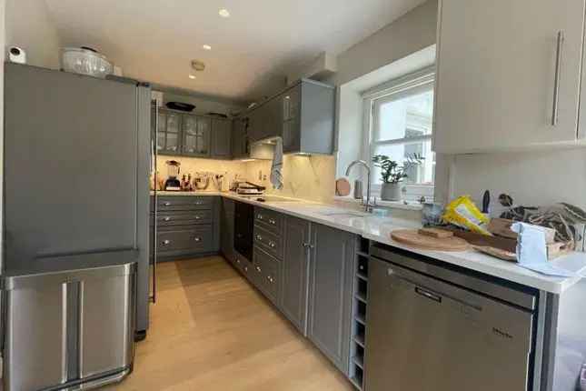 Flat to rent in Stockwell Park Road, Stockwell, London SW9