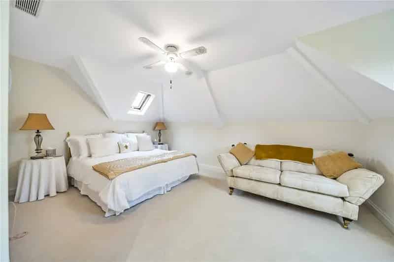 2 Bedroom Farnham Penthouse Apartment with Double Garage and Lift