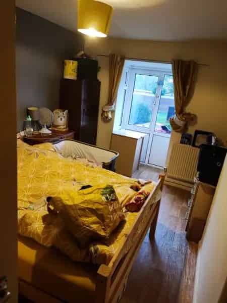 Large 2 Bed First Floor Flat with Kitchen Diner and Huge Storage Cupboards