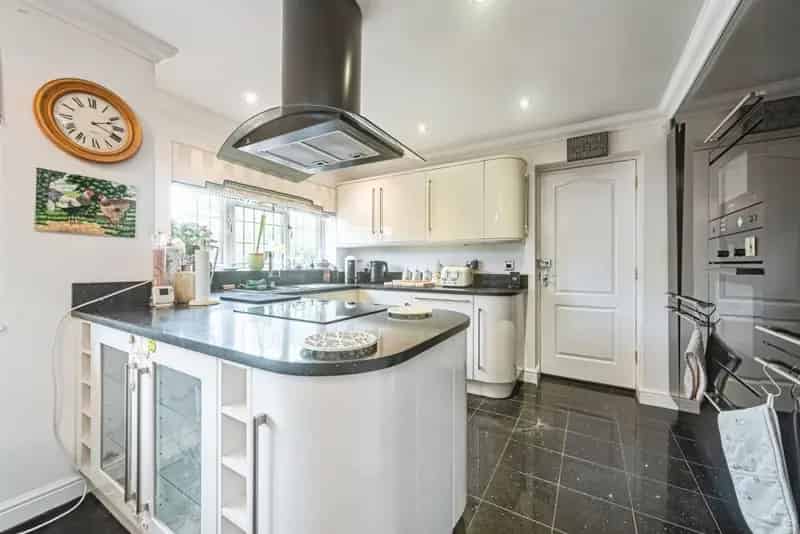 3 Double Bedroom Detached Bungalow with Annex and Large Garden