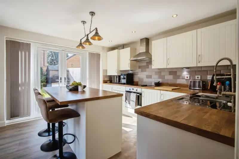 4-Bedroom House with EV Charger and Garden