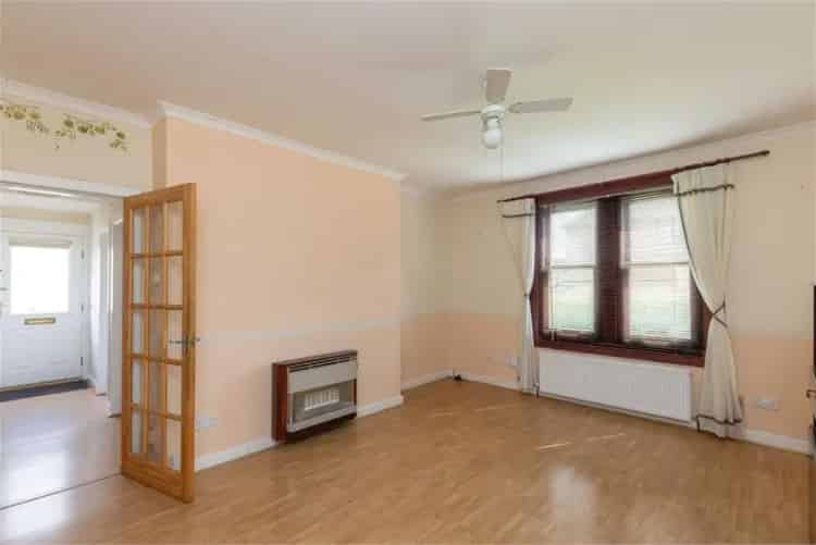 2 Bed Flat Lower Villa Loanhead Modernisation Potential Large Garden