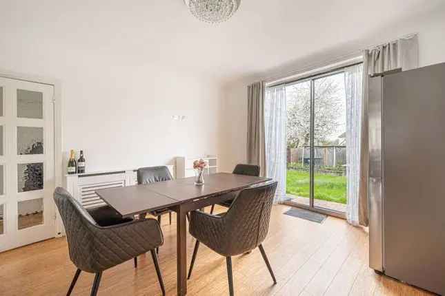 4 Bedroom Semi-Detached House to Rent in Mill Hill NW7