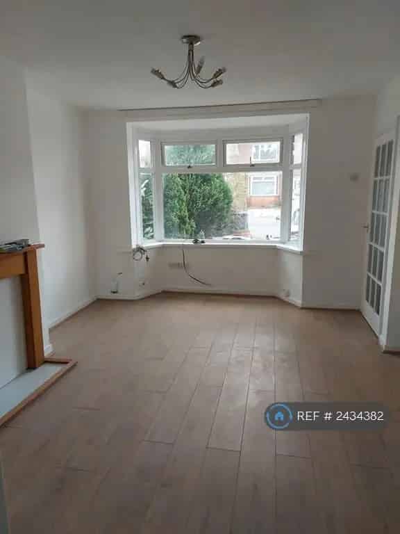 3 Bedroom Mid Terrace House Recently Refurbished