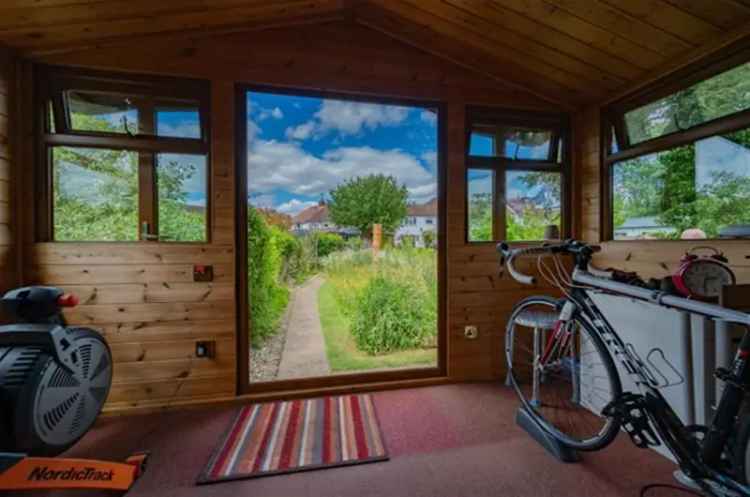 4-Bedroom House in St Albans - Family Home with Garden