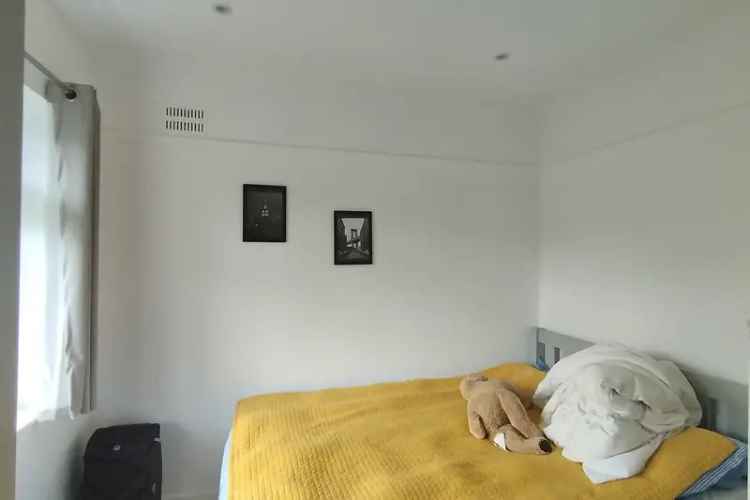 Newly Refurbished 2-Bedroom Garden Flat Near Castle Bar Station