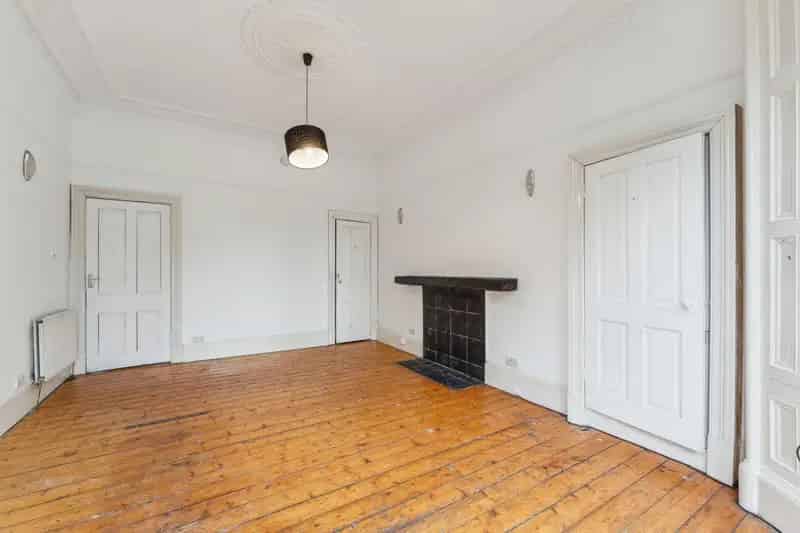Spacious 2-Bedroom West End Apartment Near Glasgow University