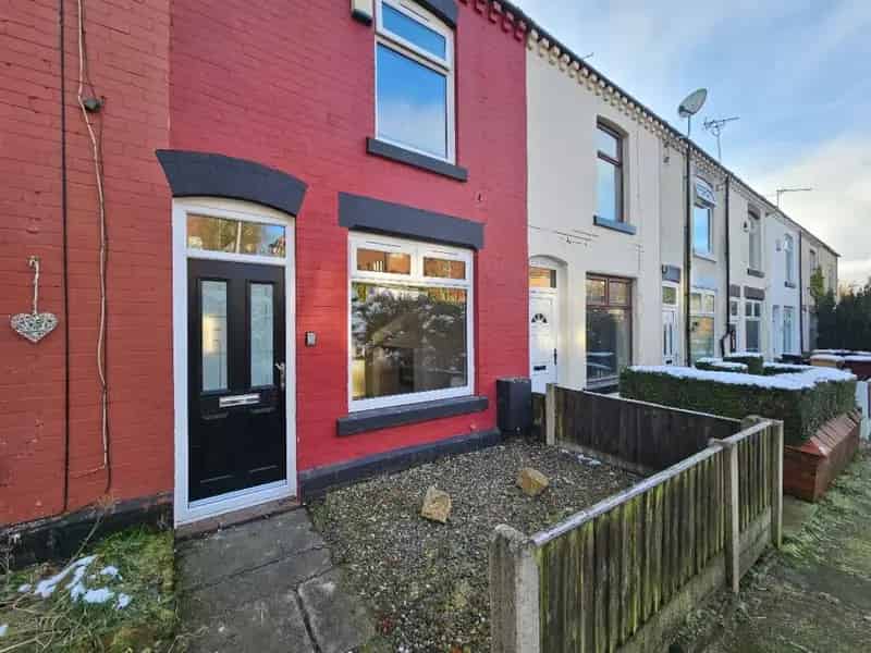 2 Bedroom Terraced House Near Amenities and Schools